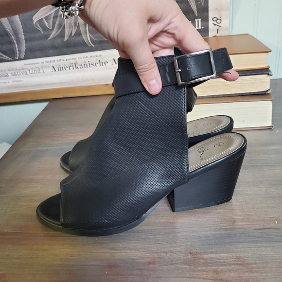 DSW Its OK Kiara Open Toe Booties Black Leather Heels Ankle Strap womens sz 8 - Picture 4 of 9